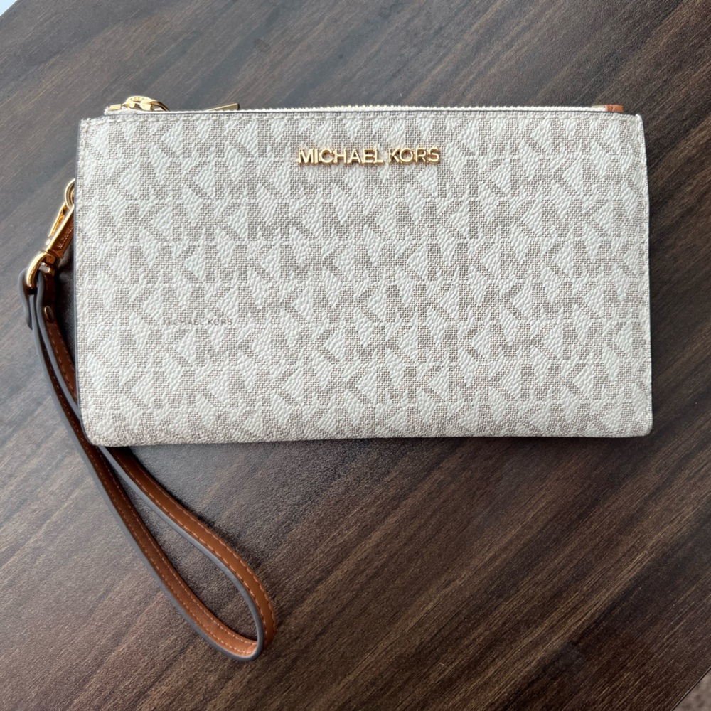Michael Kors Adele Logo Smartphone Wallet